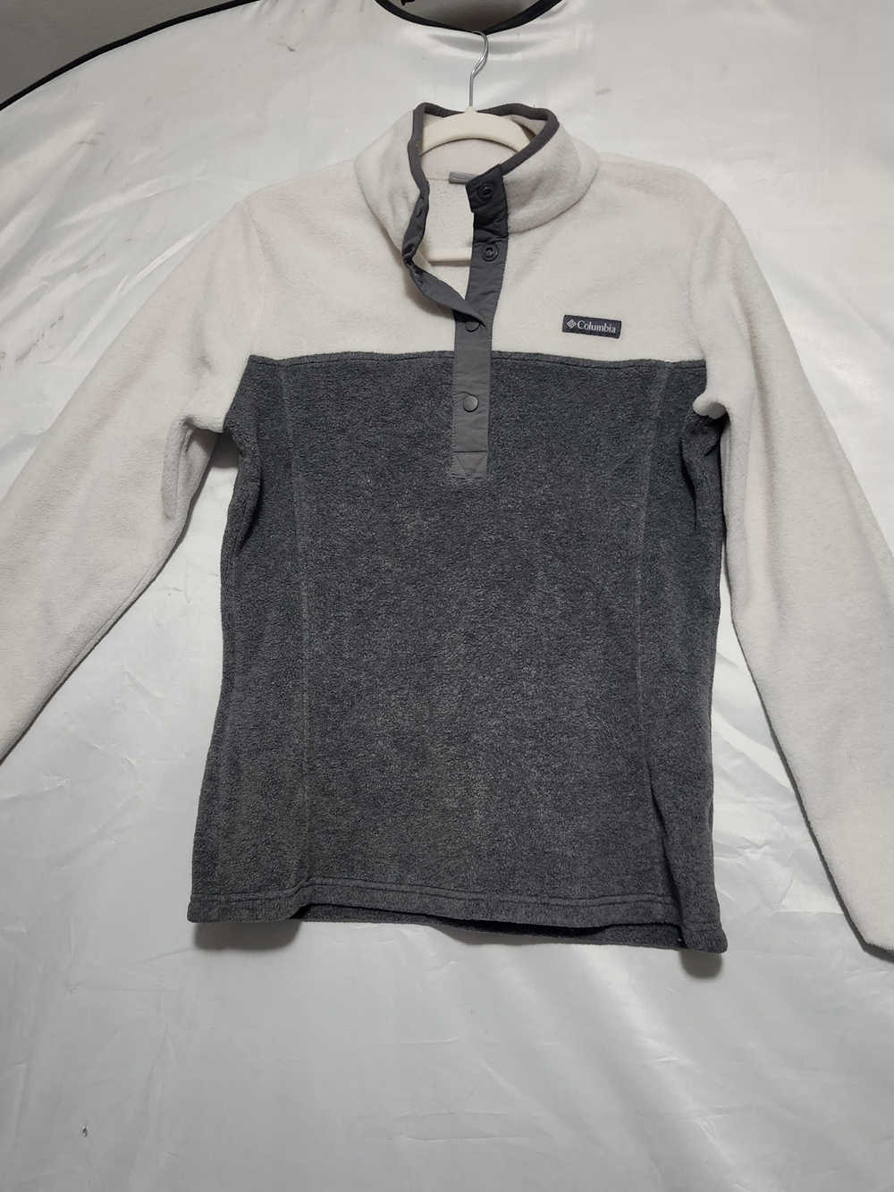Columbia Women’s Two-Tone Gray and Cream Fleece Pullover